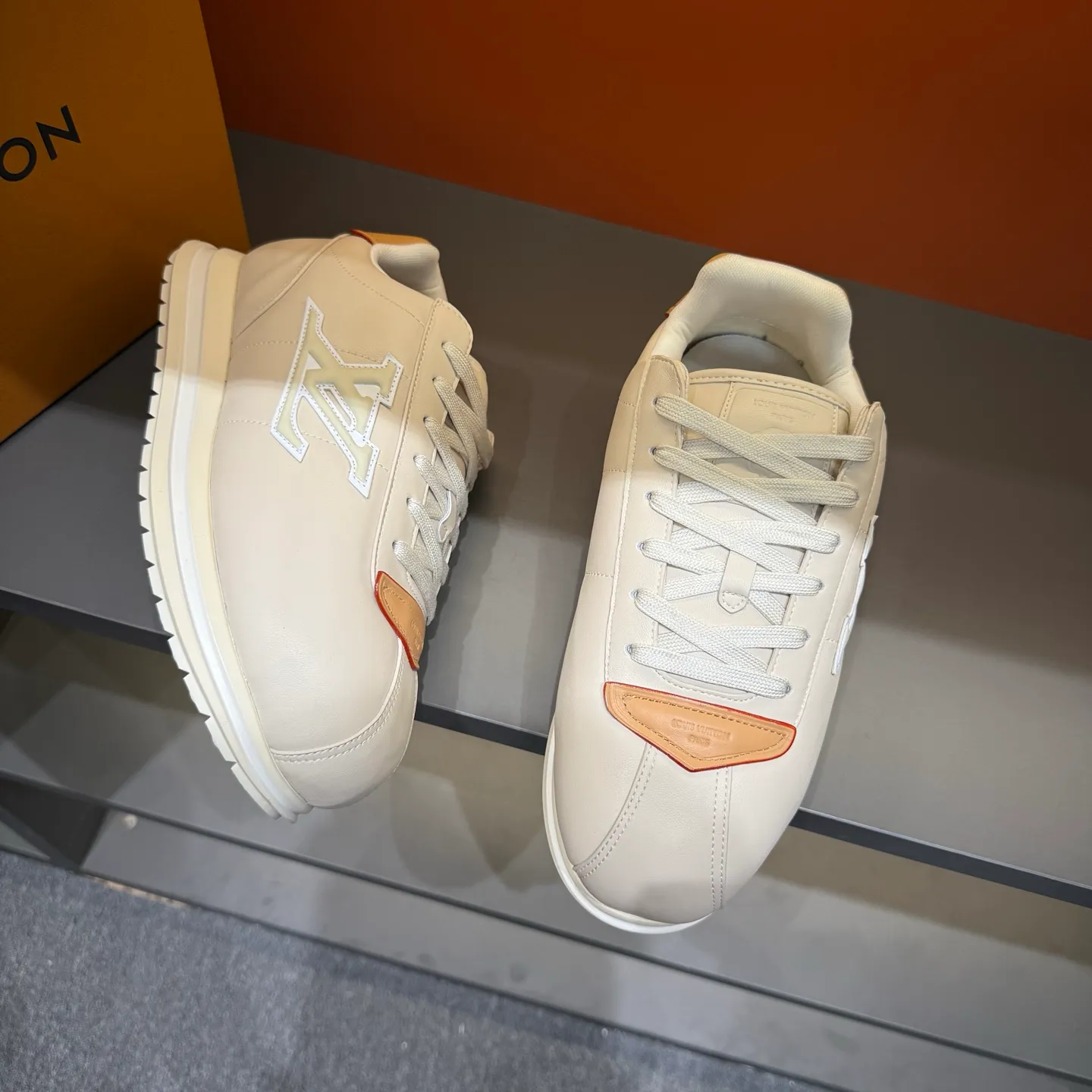 P540 Size 38-45 LV 🫏The colorful interpretation of BUTTERSOFT sneakers combines sheepskin, The colorful interpretation of LV BUTTERSOFT sneakers combines sheepskin and calfskin, bringing a super soft feel. Designed by Pharrell Williams, this '60s-inspired shoe features a padded upper that's been crafted by Louis Vuitton craftsmen to further enhance the comfort of the leather. In addition to the LV initials, it features multiple signatures, including natural leather trim and an embossed pattern of Pharrell Williams and lobster on the side, referencing the Fall/Winter 2025 men’s show. A must-have artifact for fashionistas✅
